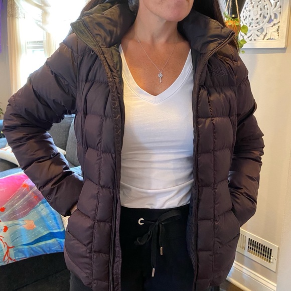 Women’s north face coat plum color - Picture 1 of 2